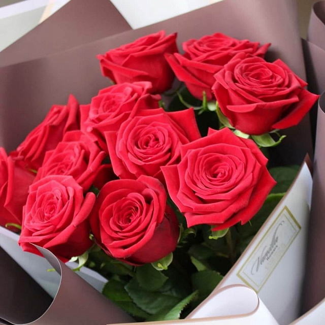 Бизнес букеты: 11 красных роз 60 см Red Naomi