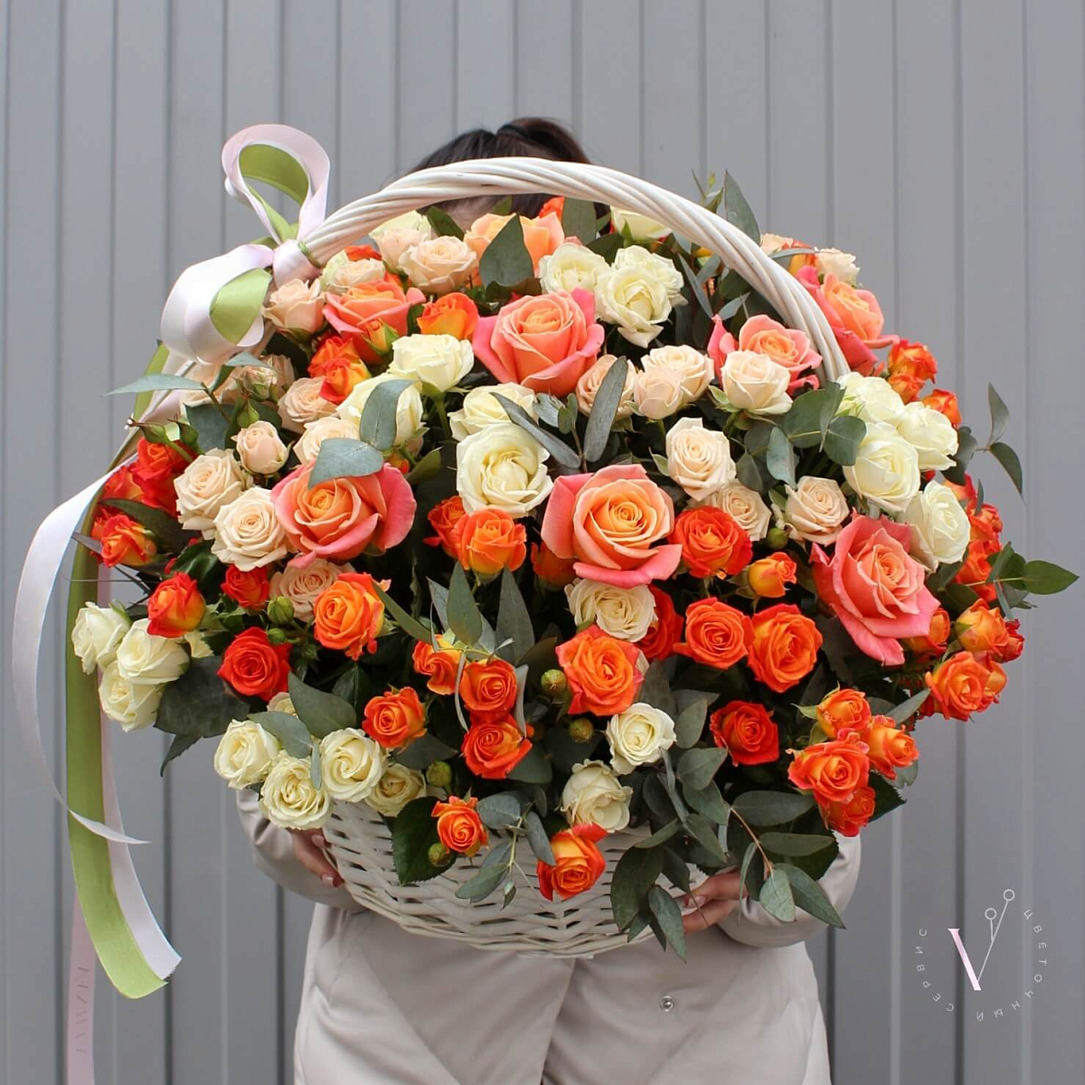 Корзина с кустовыми розами микс