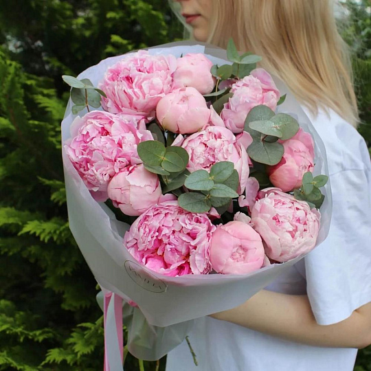 Букет из 11 пионов с эвкалиптом - изображение 2