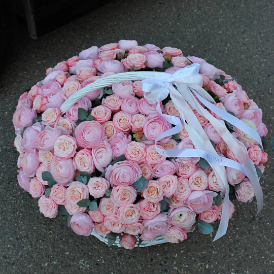 Корзина с пионовидной розой и ранункулюсами - изображение 2