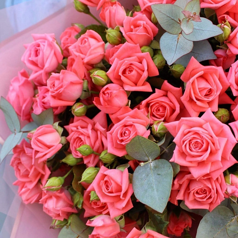 Букеты из оранжевых роз: Кустовые розы с эвкалиптом