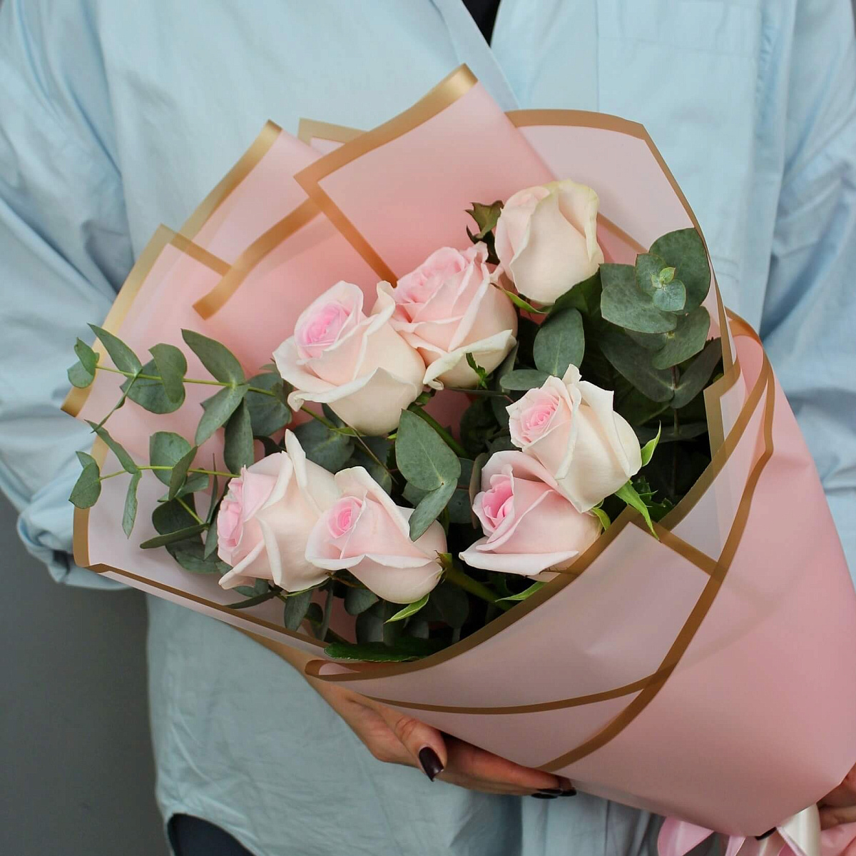 Букет из роз Свит Ревиваль с эвкалиптом 