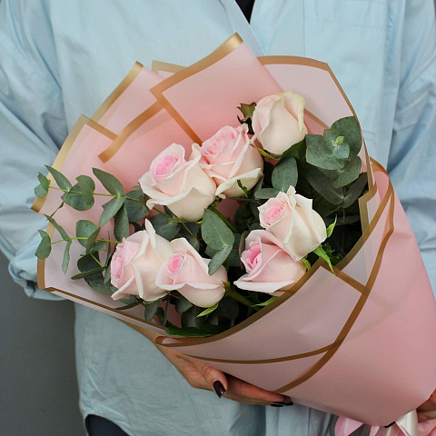 Монобукеты  цветов с доставкой: Букет из роз Свит Ревиваль с эвкалиптом 