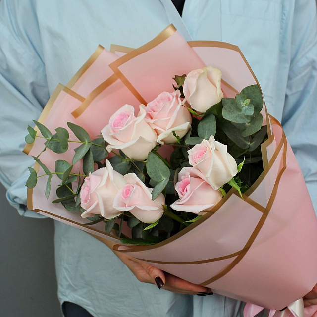 Букеты для жены: Букет из роз Свит Ревиваль с эвкалиптом 