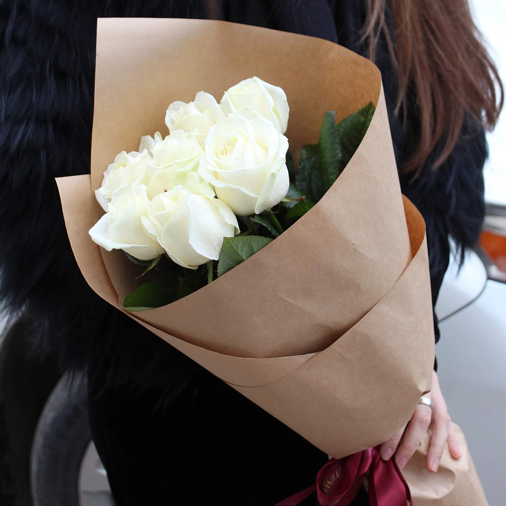 Букет из 7 роз Аваланж в крафт бумаге