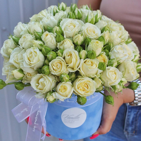 Букеты белых роз: Коробочка с кустовыми розами