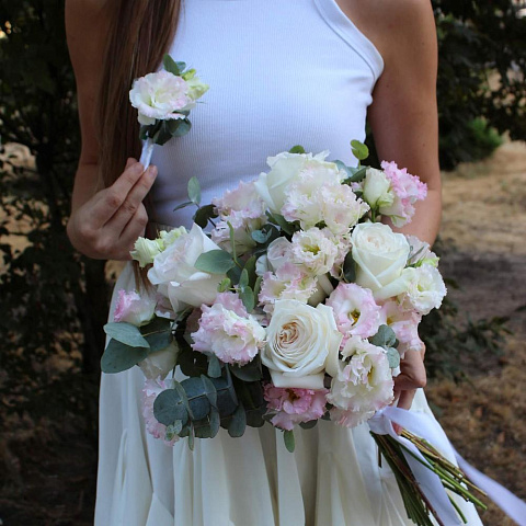 Букет невесты из роз и эустомы - изображение 2