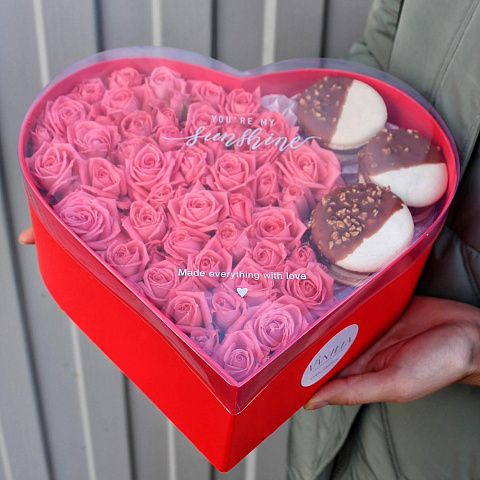 Подарочные наборы: Сердце с макарунами и кустовыми розами