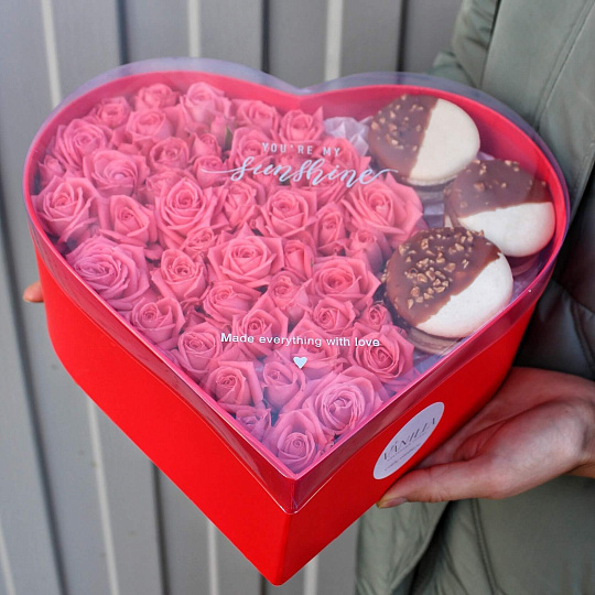 Цветы на 14 февраля: Сердце с макарунами и кустовыми розами