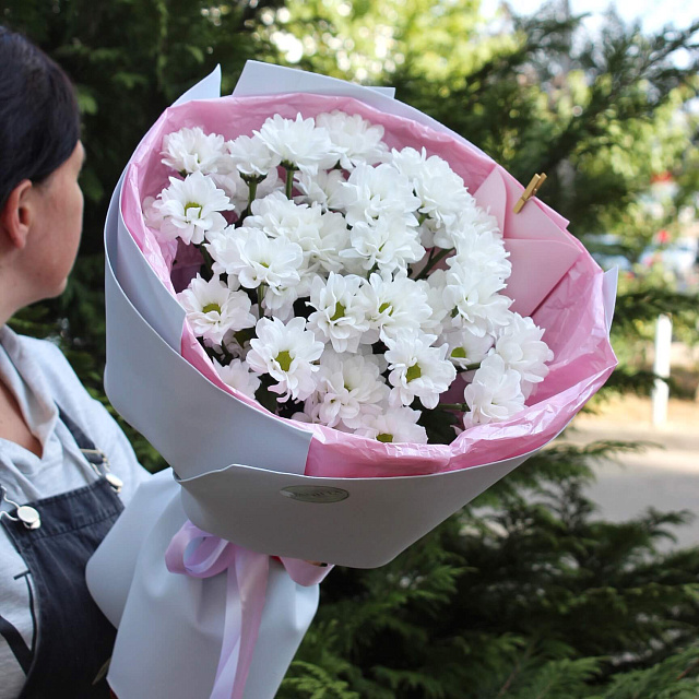 Цветы на праздник: Букет из 5 веток белой хризантемы