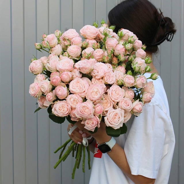 Букет из 15 веток кустовой розы 50 см  - изображение 2