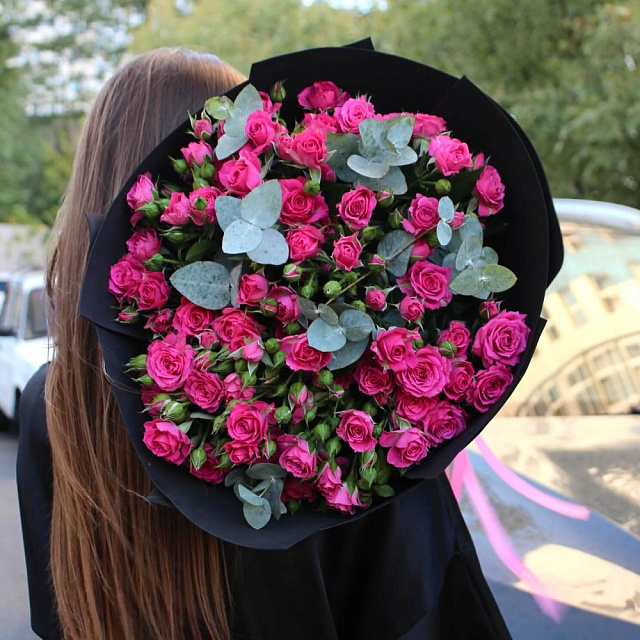 Яркий букет с кустовой розой и эвкалиптом - изображение 2