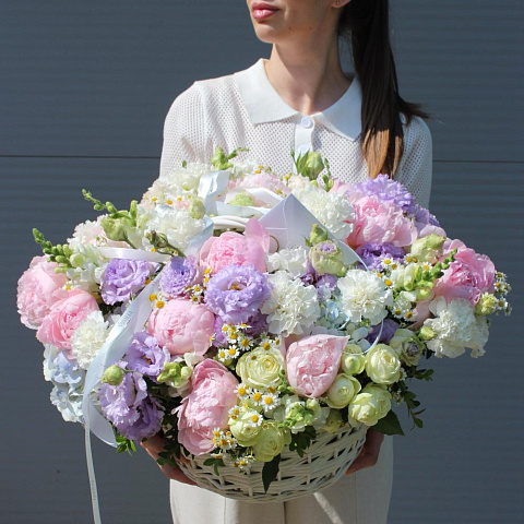 Букет в плетеной корзине из разных цветов "VIP" - изображение 2
