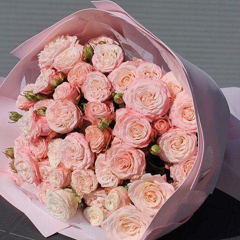 Букеты из персиковых роз: Букет из 15 веток кустовой розы