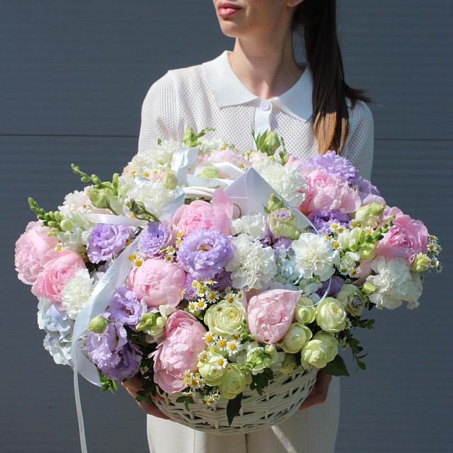 Букет в плетеной корзине из разных цветов "VIP" - изображение 2