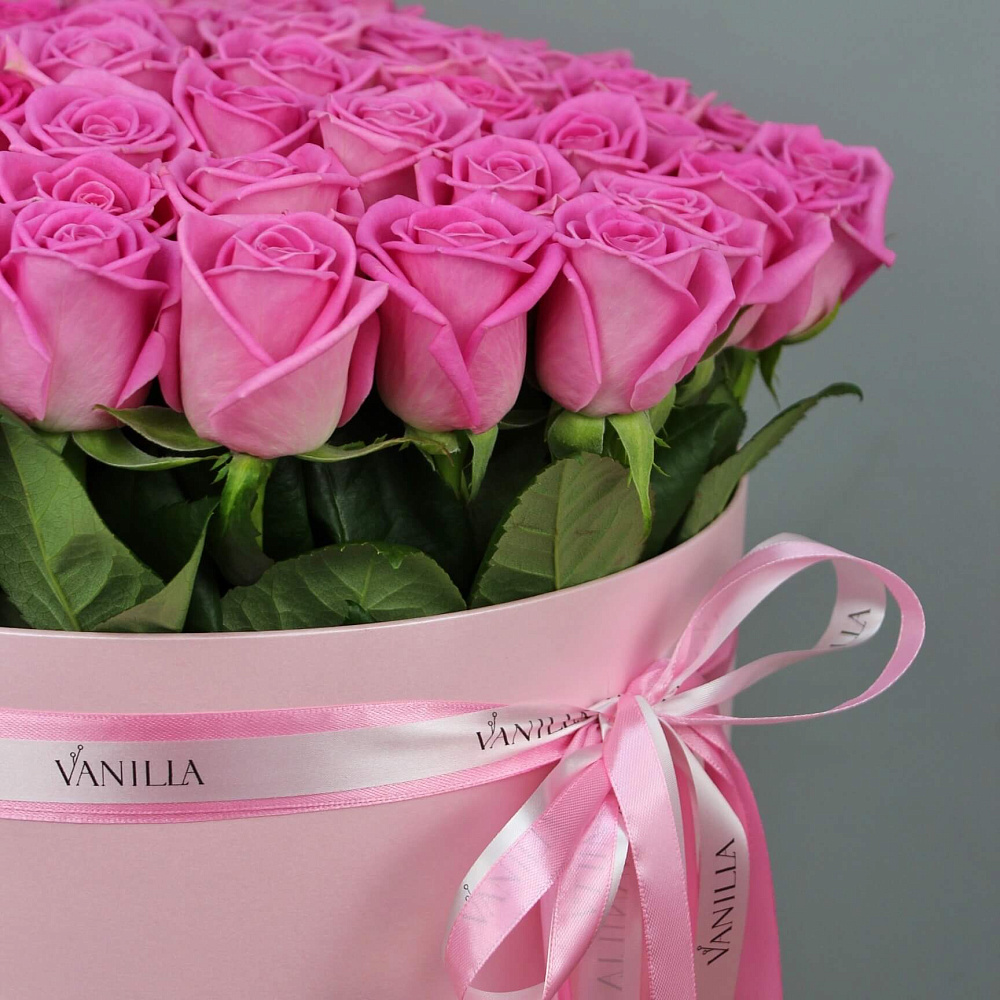 61 роза "Aqua" в розовой коробке