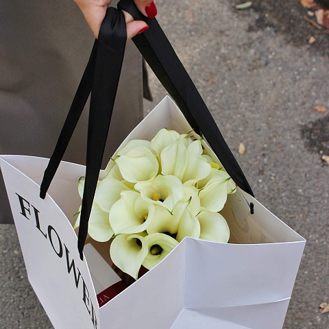 Цветы на праздник: Свадебный букет с каллами "Невеста"