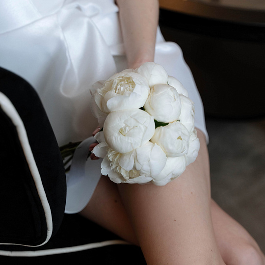 Букет невесты из белых пионов - изображение 2