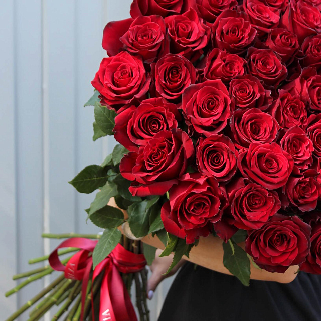 Букет цветов мужчине : Букет из 51 розы Explorer 80 см