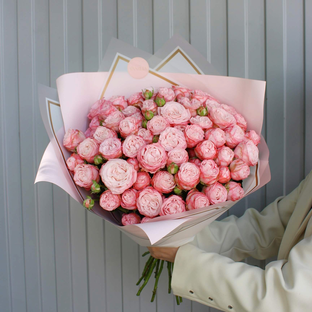 25 пионовидных кустовых роз