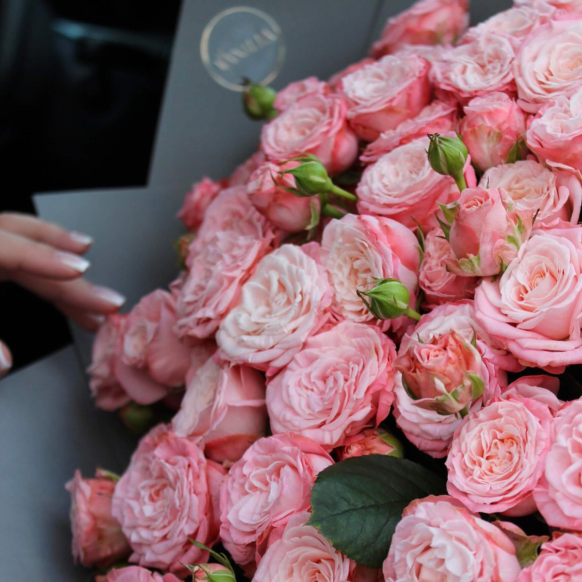 Кустовые пионовидные розы Бомбастик 29 шт в оформлении