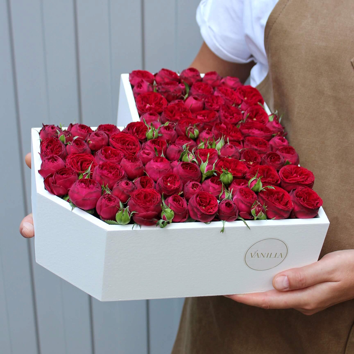 Композиция в деревянном ящике с кустовой розой