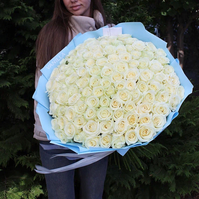 Букеты белых роз: Букет из 101 белой розы 70 см