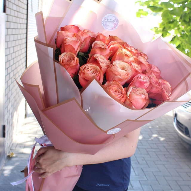 Букет из 25 пионовидных роз Kahala