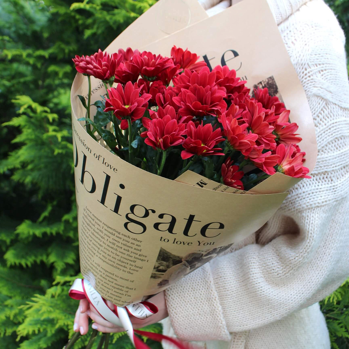 Букет из 5 веток ромашковой хризантемы в крафте