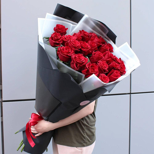 Букет из 25 Голландских красных роз "Эксплорер"