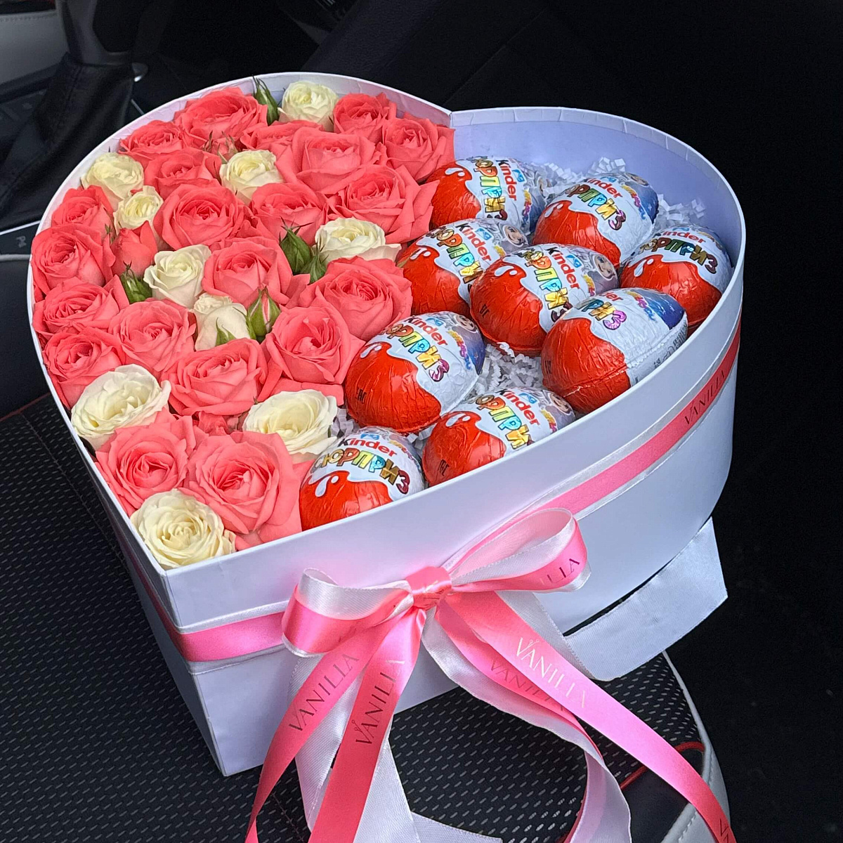 Кустовые розы с киндерами в коробке в виде cердца