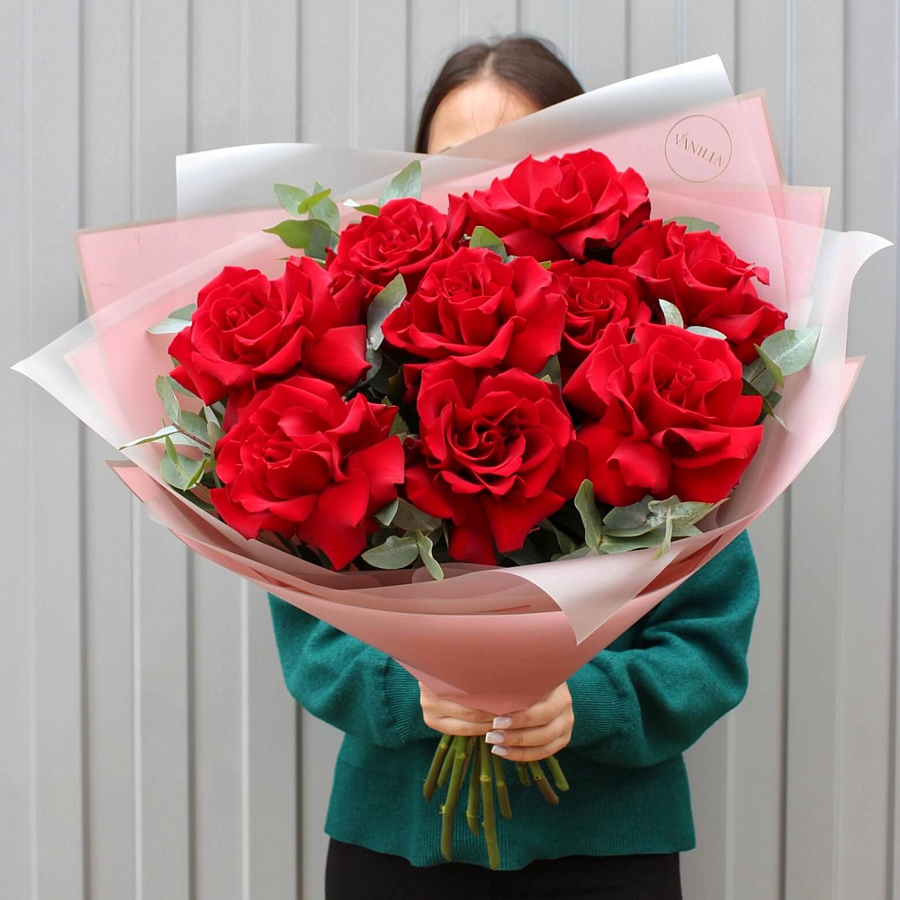 Букет из 9 импортных роз с эвкалиптом