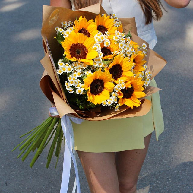 Букет из подсолнухов и ромашки - изображение 2