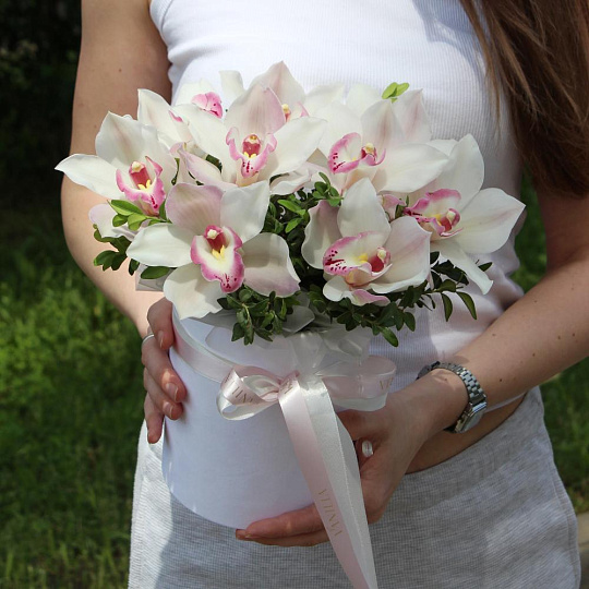 цилиндр с нежной орхидеей - изображение 2