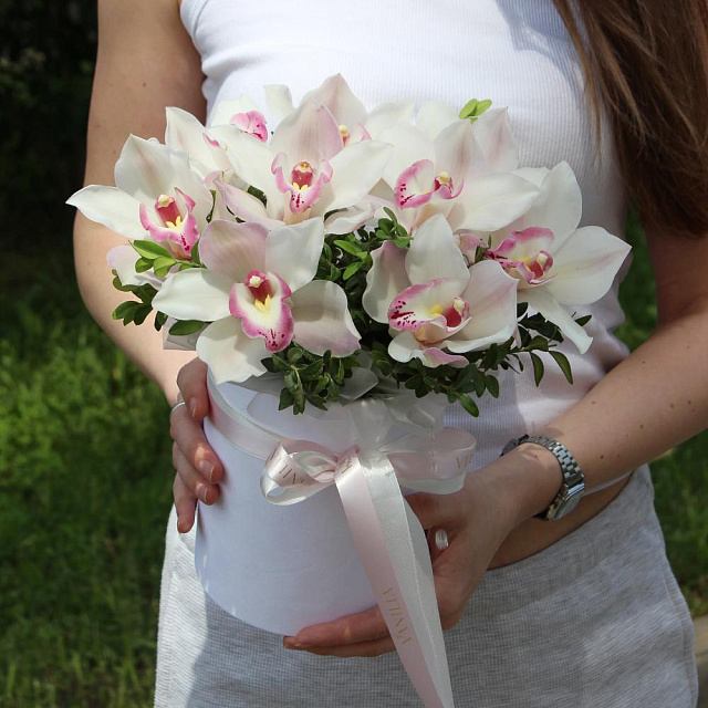 цилиндр с нежной орхидеей - изображение 2