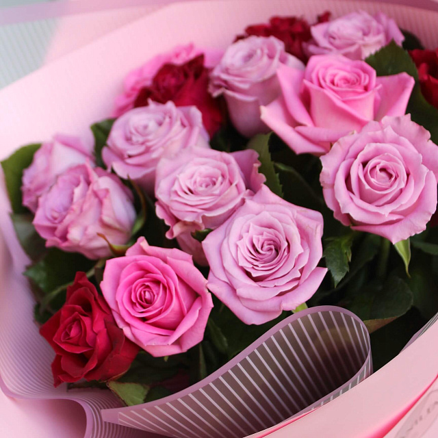 Букет из 15 роз: Микс из 15 розовых роз 60 см