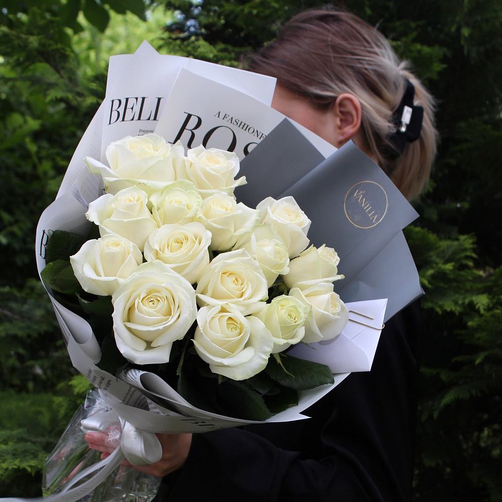 Букет из 15 белых роз Аваланж 60 см
