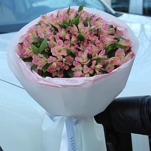 Букет из розовой альстромерии