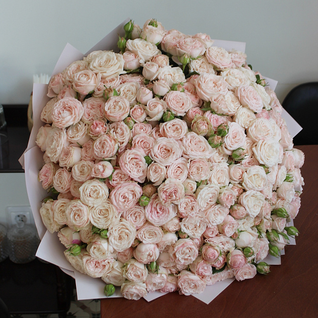 Пионовидные розы: Нежный букет пионовидных роз