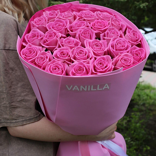 Цветы на 14 февраля: Букет из 25 розовых роз «Аква» в оформлении