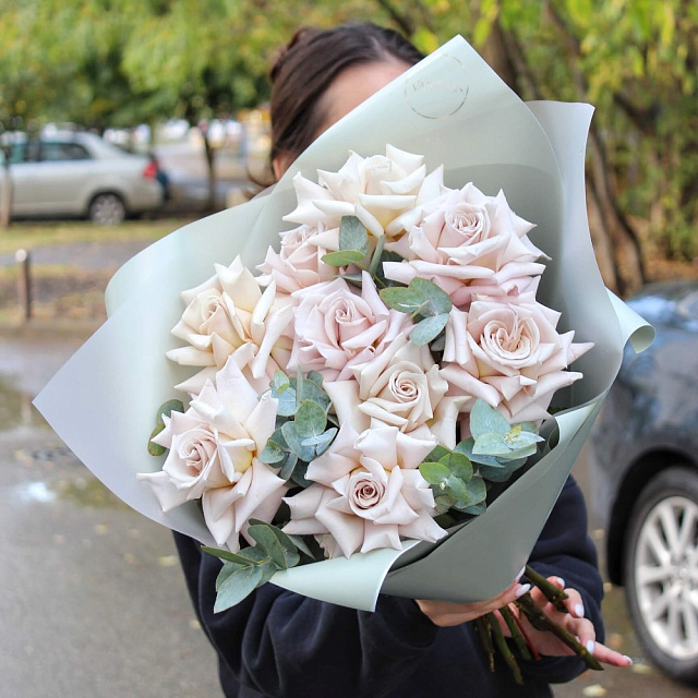 Нежный букет из 9 роз с эвкалиптом - изображение 2