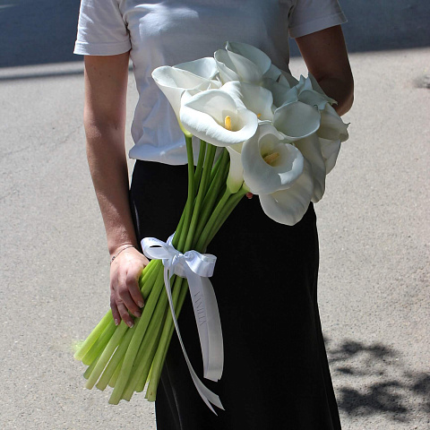 Букеты калл: 21 калла в букете под ленту