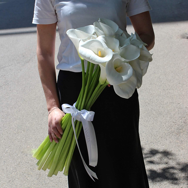 Букеты калл: 21 калла в букете под ленту