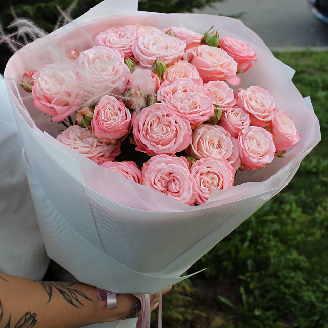 Сборные букеты  : Букет из кремовых кустовых роз Бомбастик