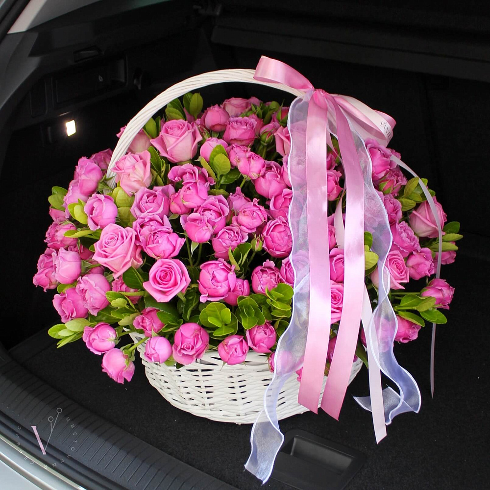 Яркая корзина микс с розовыми розами
