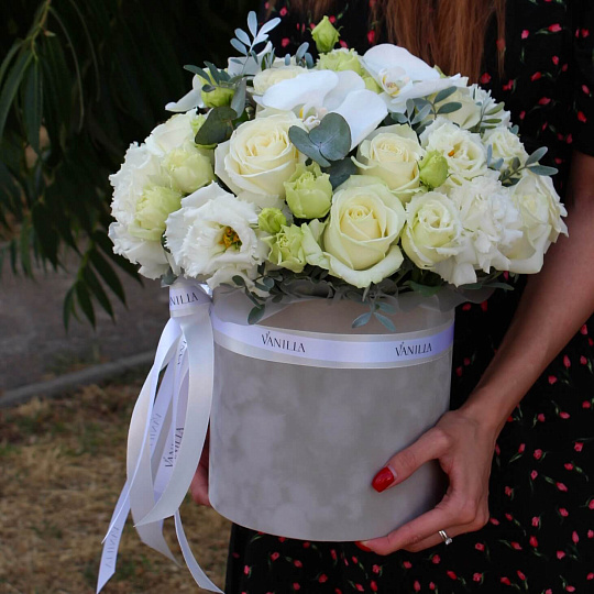 Цветы на 14 февраля: шляпная коробка "престиж"