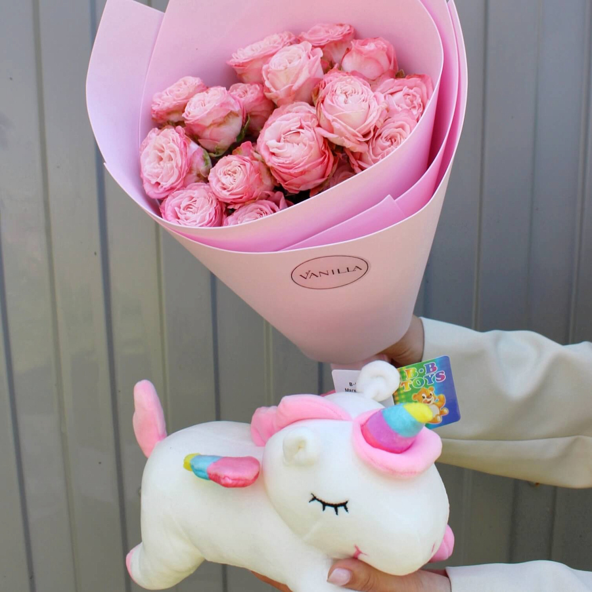 Небольшой букет из пионовидных кустовых роз