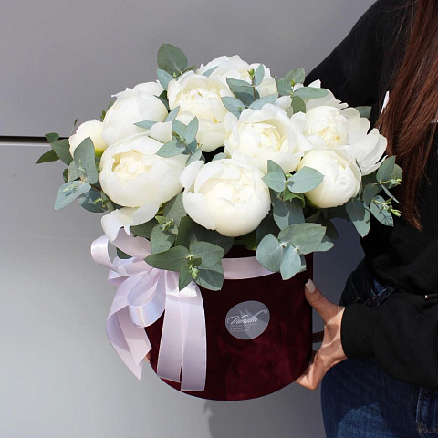15 белых пионов в шляпной коробке - изображение 2