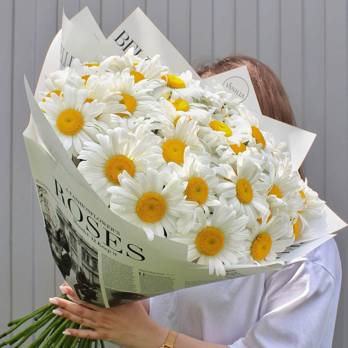 Букет крупных ромашек в стильном оформлении
