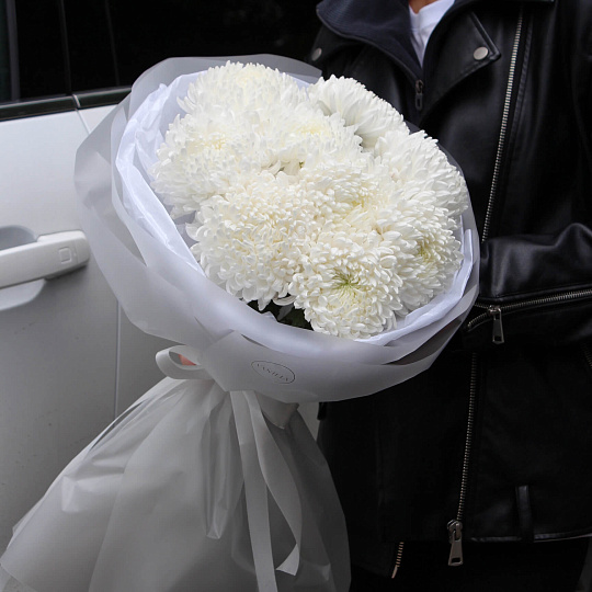 Букет белых одноголовых хризантем
